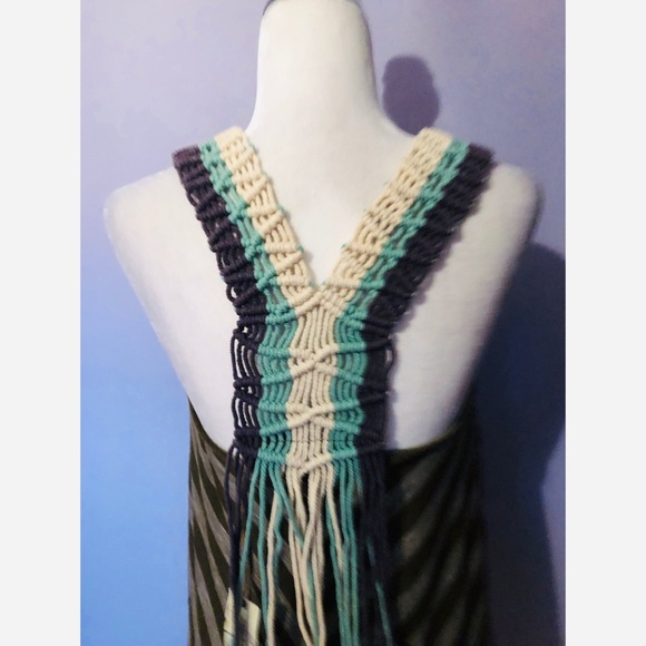Gimmicks NWT Open weave yarn yoke and fringe tank - Picture 6 of 6